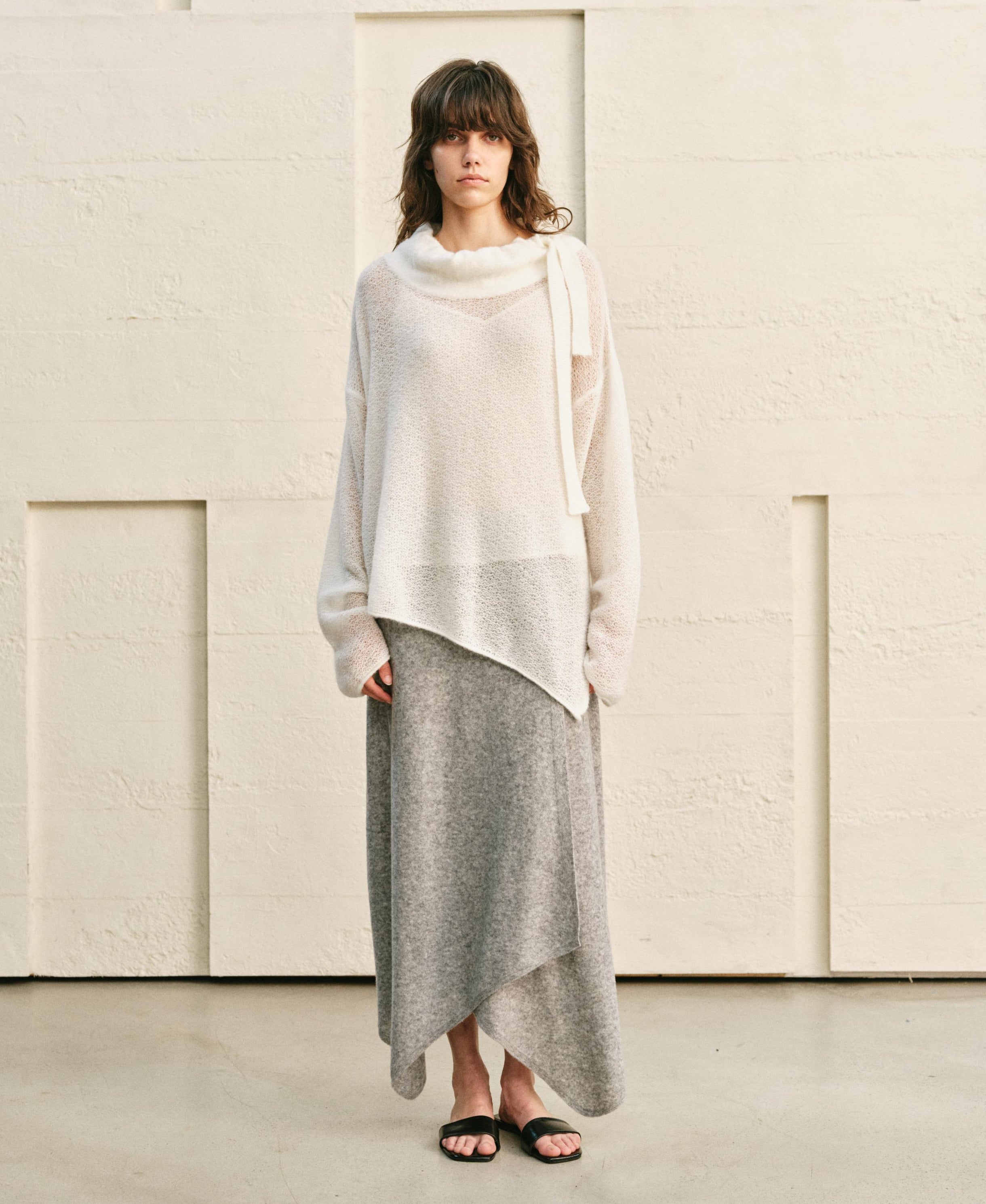 THE BUD SHAPED NECKLINE WHITE SWEATER TOP