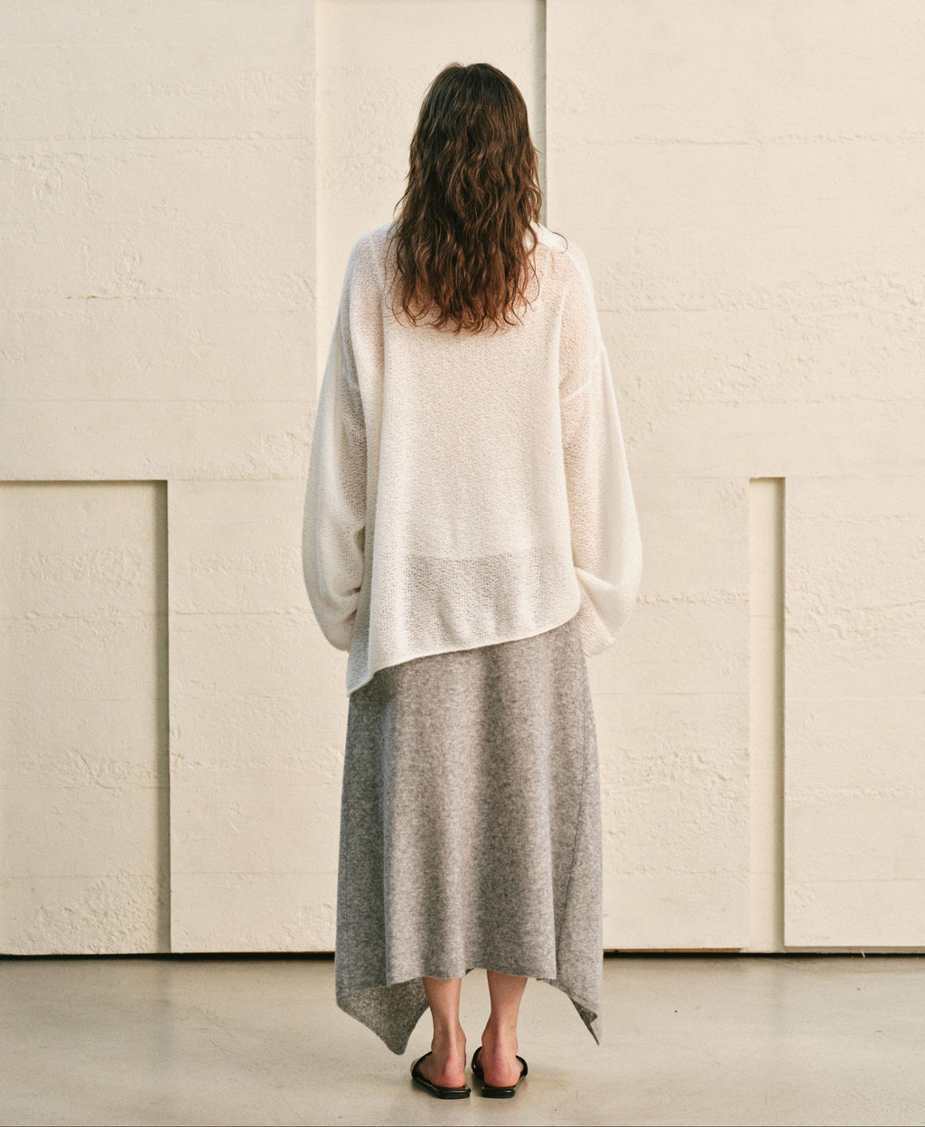 THE BUD SHAPED NECKLINE WHITE SWEATER TOP