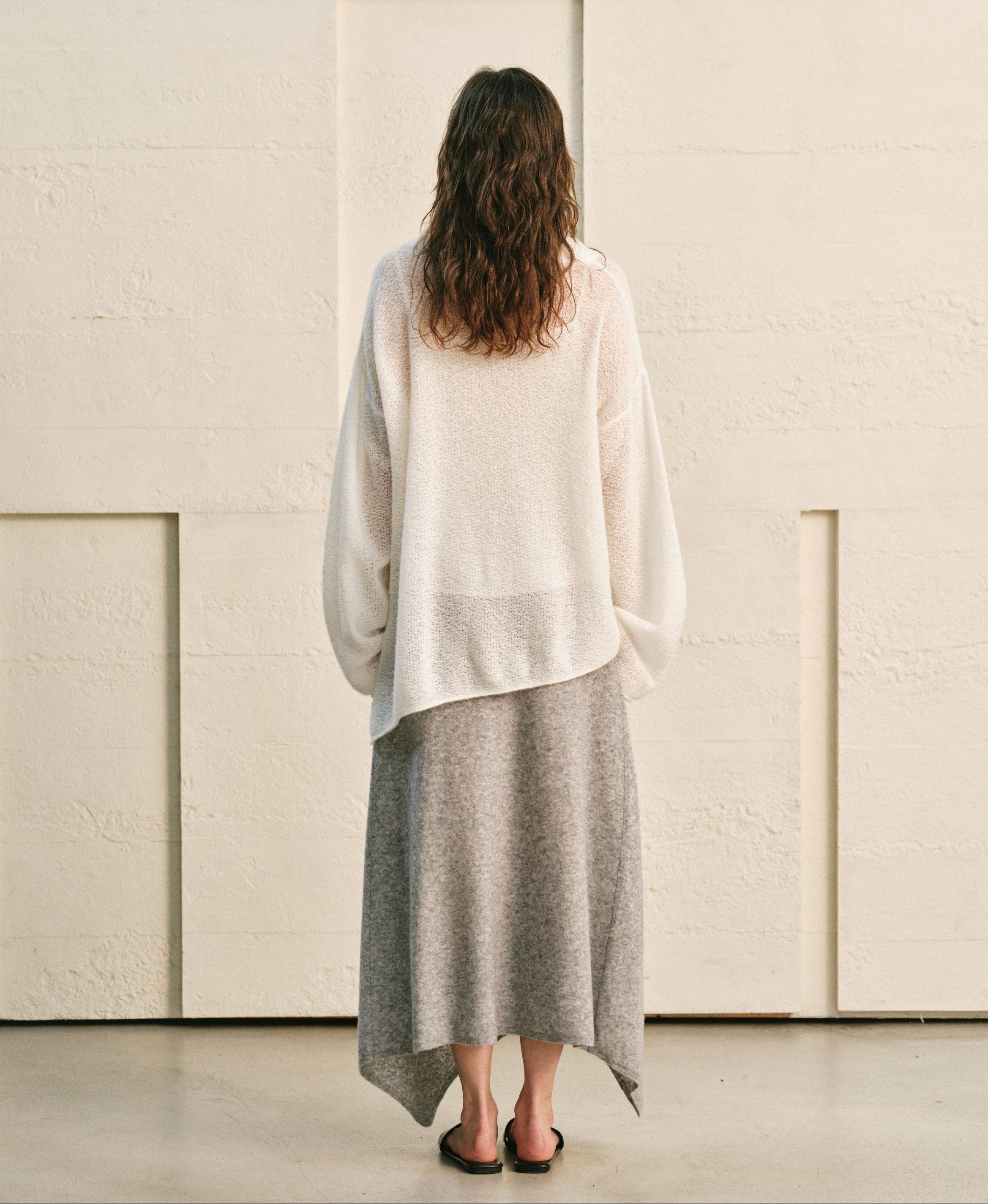 THE BUD SHAPED NECKLINE WHITE SWEATER TOP