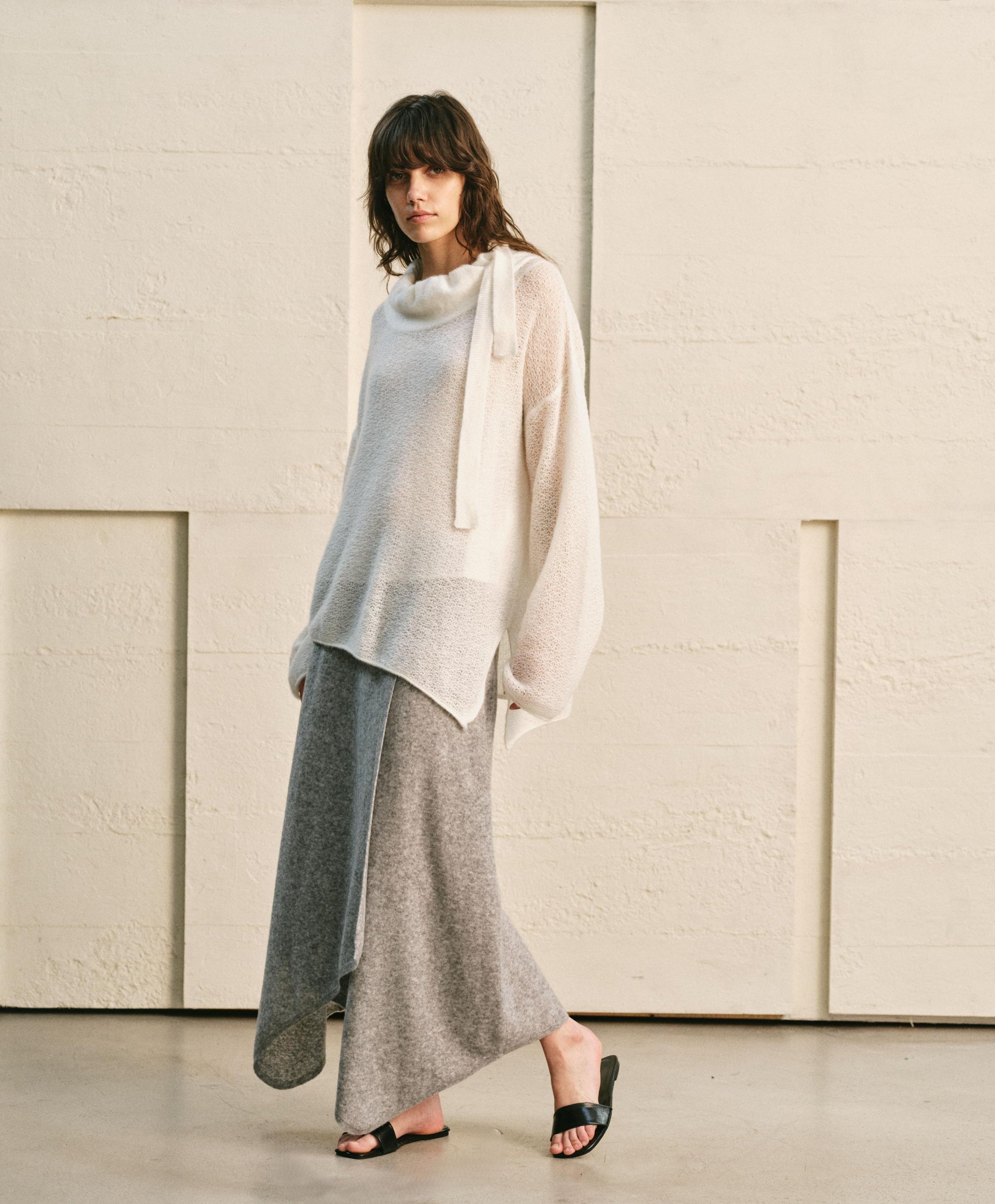 THE BUD SHAPED NECKLINE WHITE SWEATER TOP