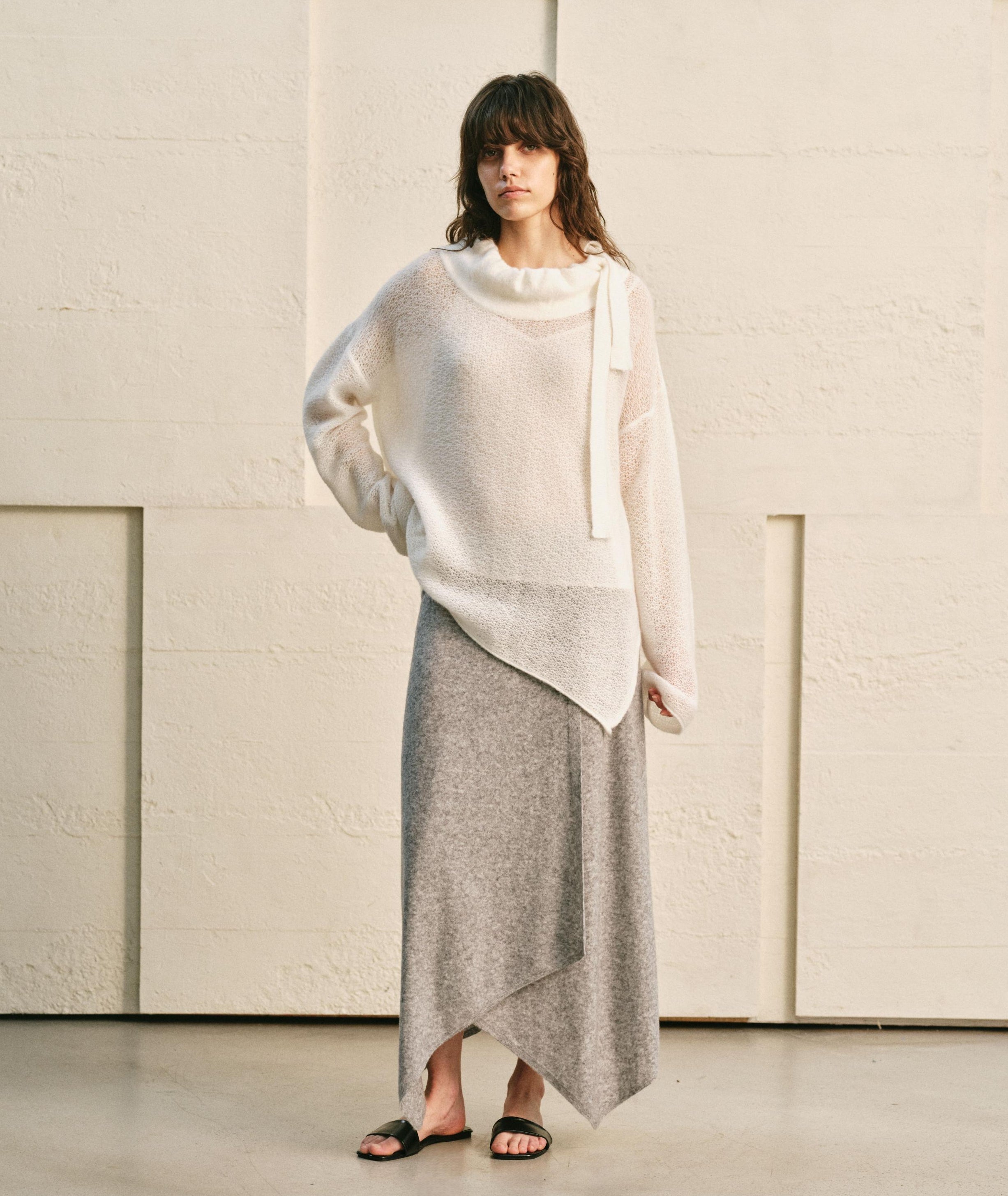 THE BUD SHAPED NECKLINE WHITE SWEATER TOP