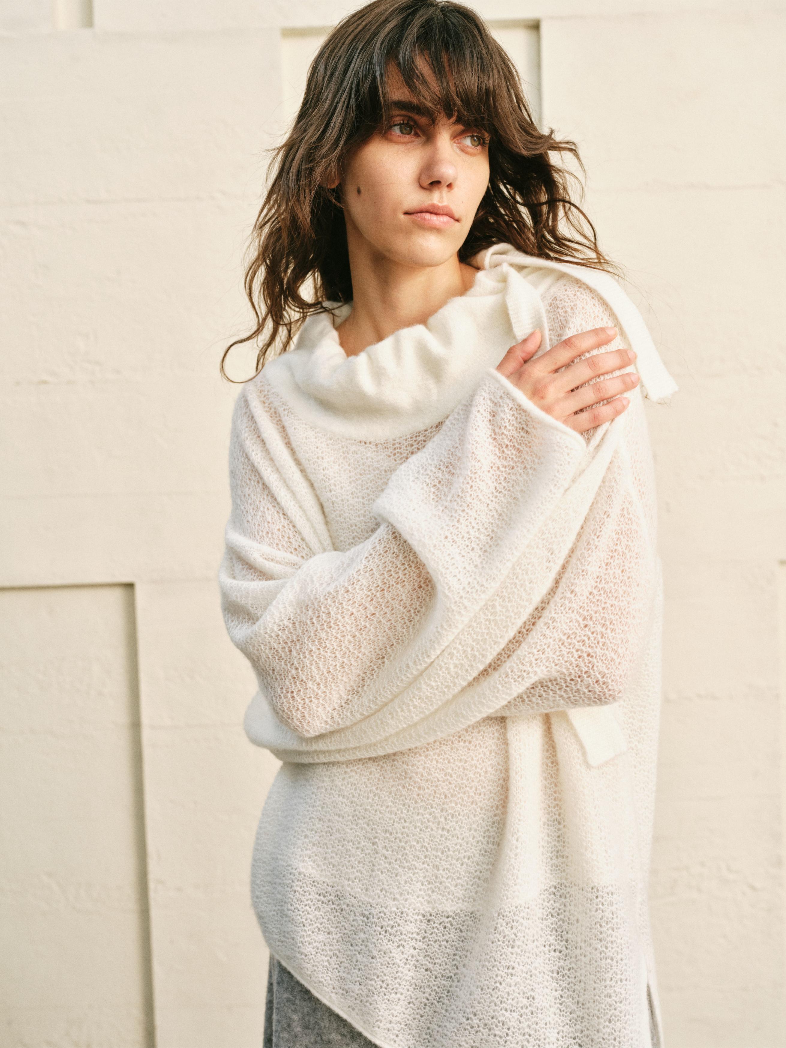 THE BUD SHAPED NECKLINE WHITE SWEATER TOP