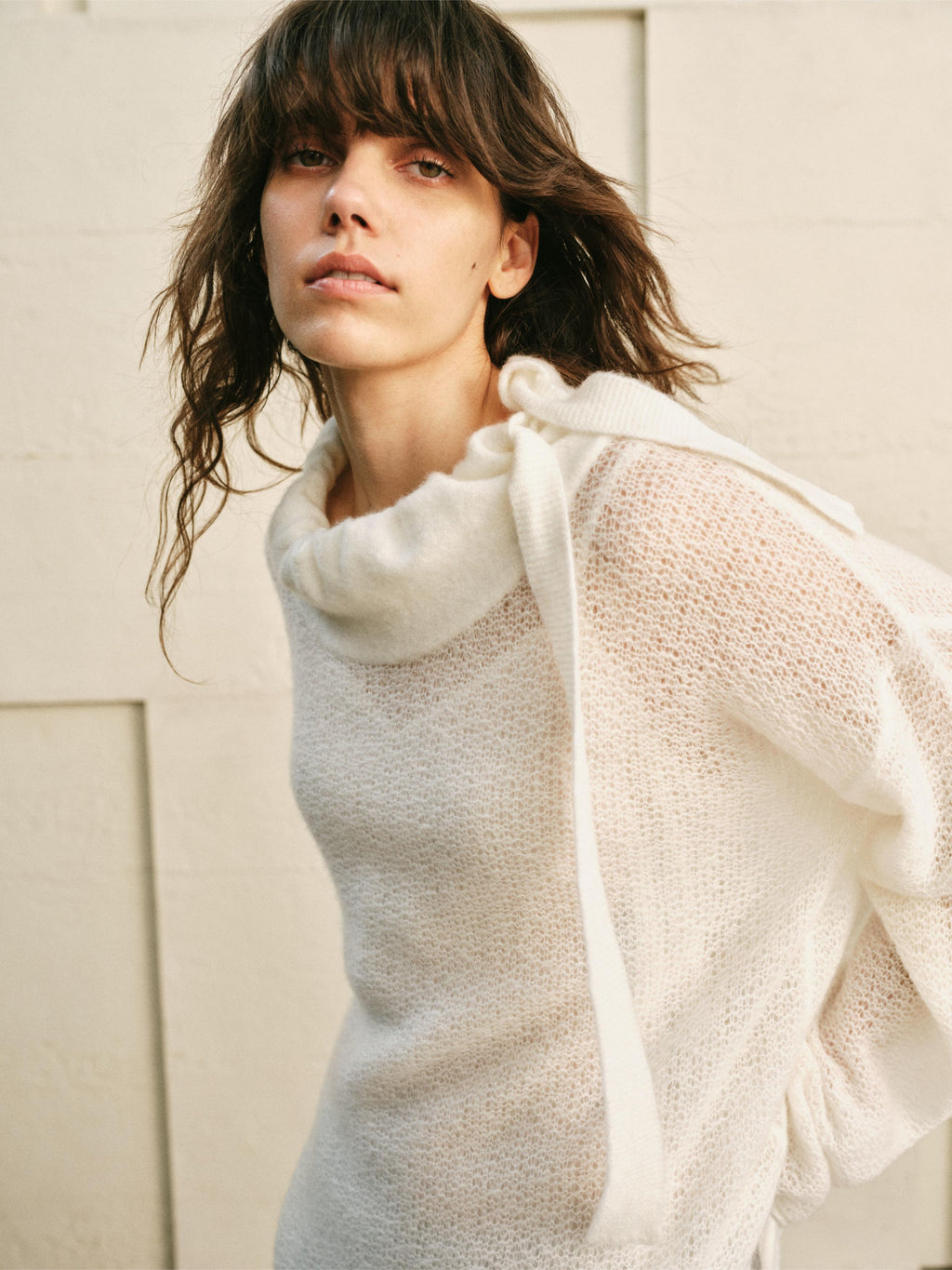 THE BUD SHAPED NECKLINE WHITE SWEATER TOP