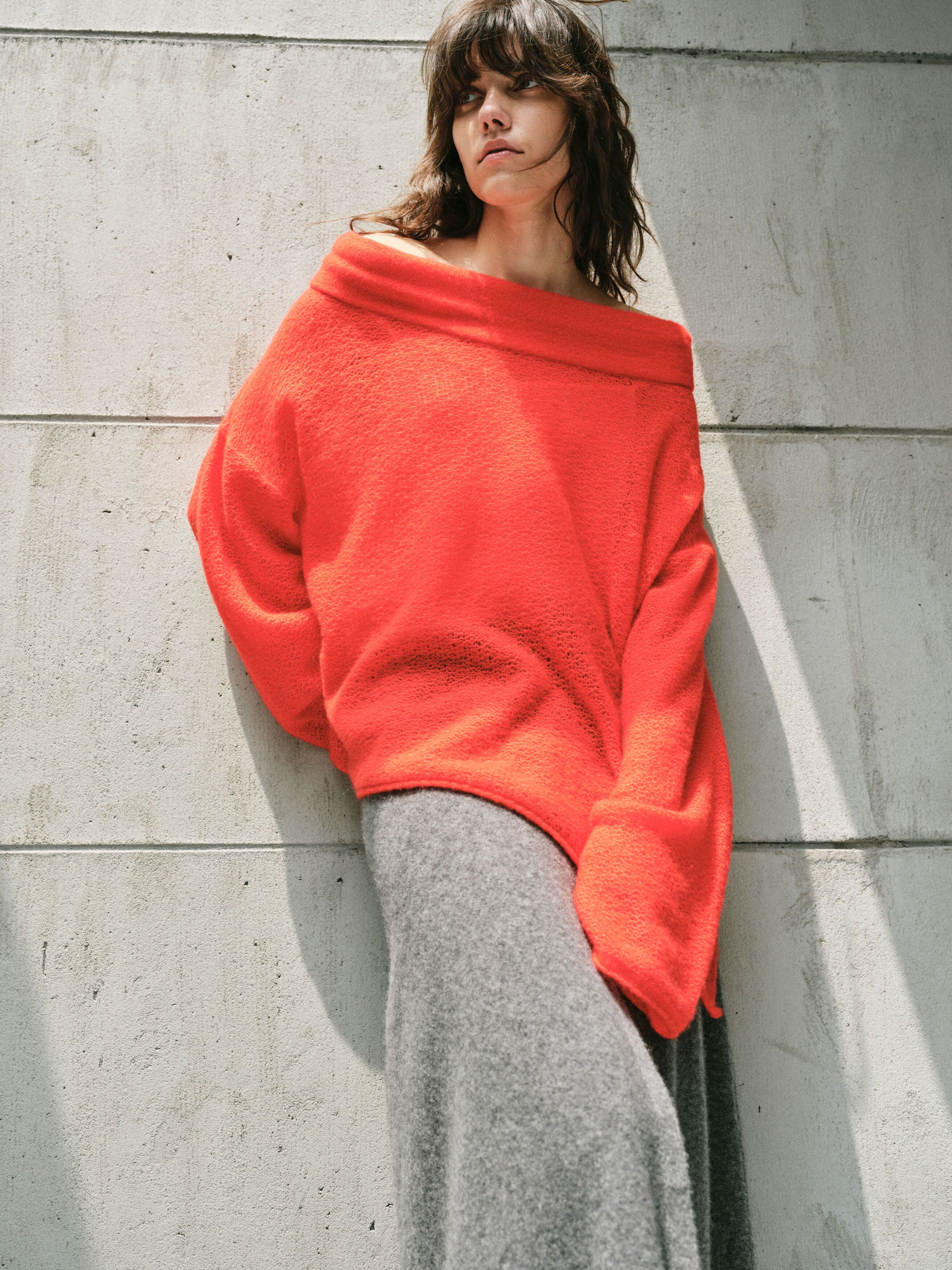 BUD SHAPED NECKLINE RED SWEATER TOP