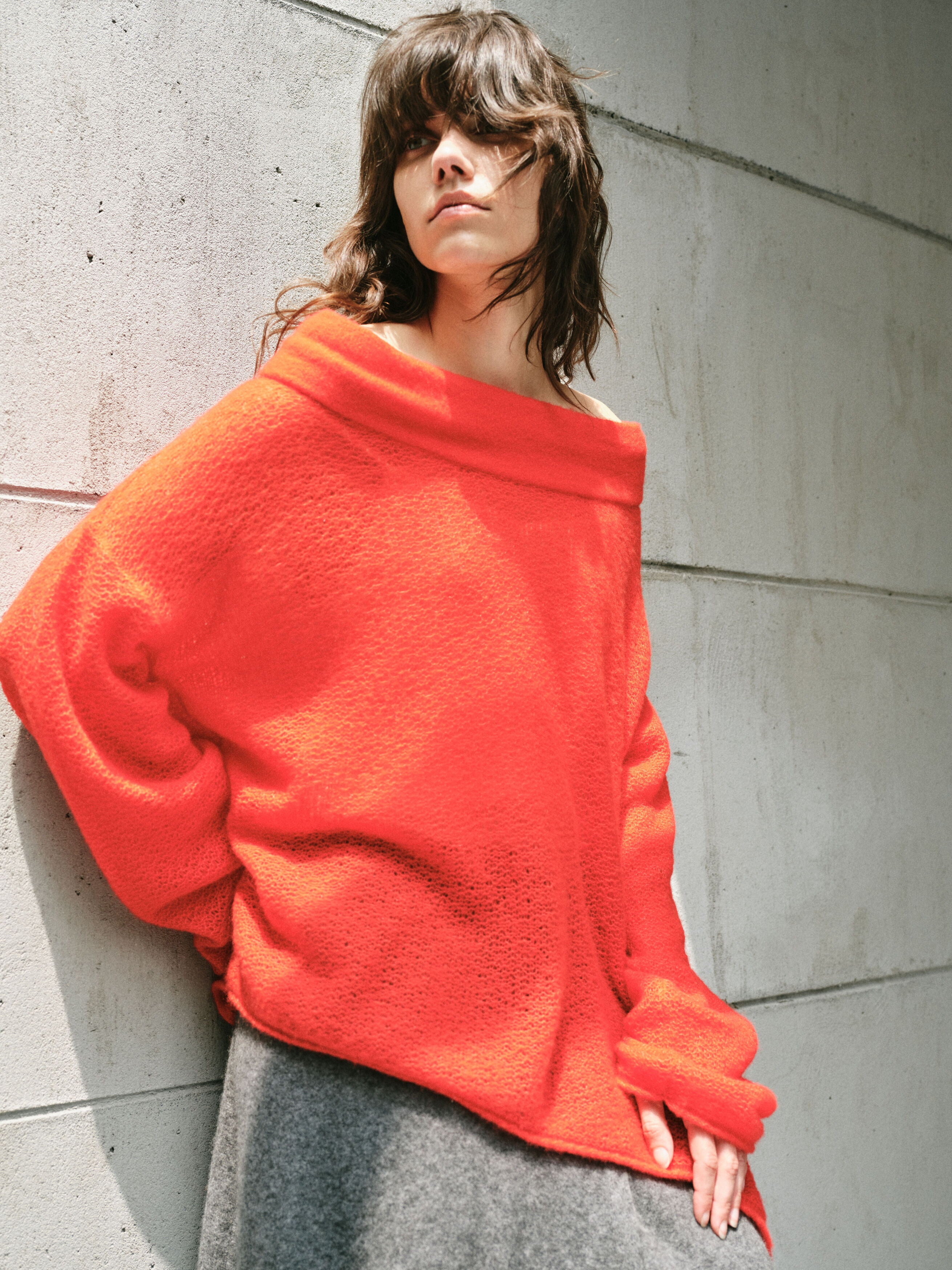 BUD SHAPED NECKLINE RED SWEATER TOP