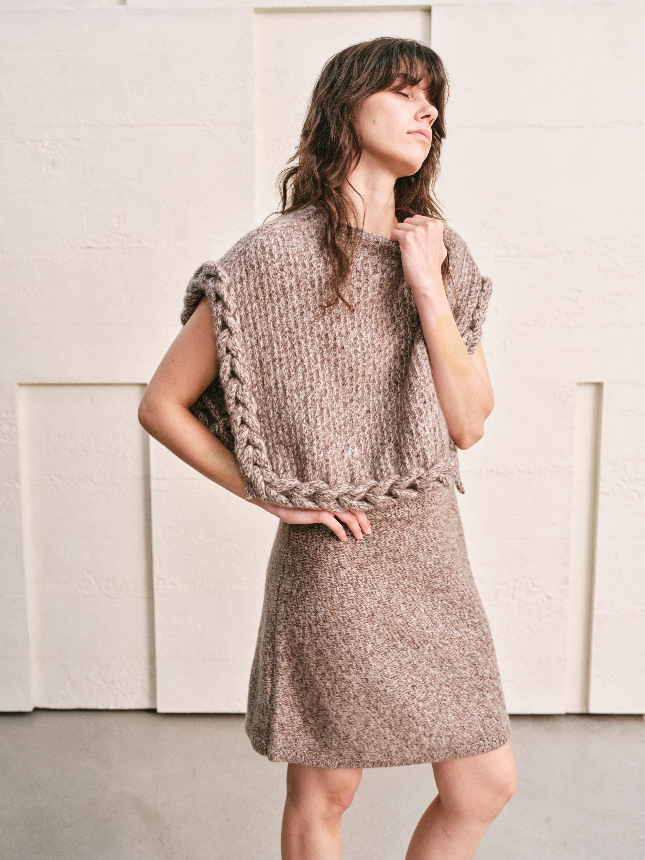 HEATHER MOCHA KNEE-SKIMMING KNIT SKIRT
