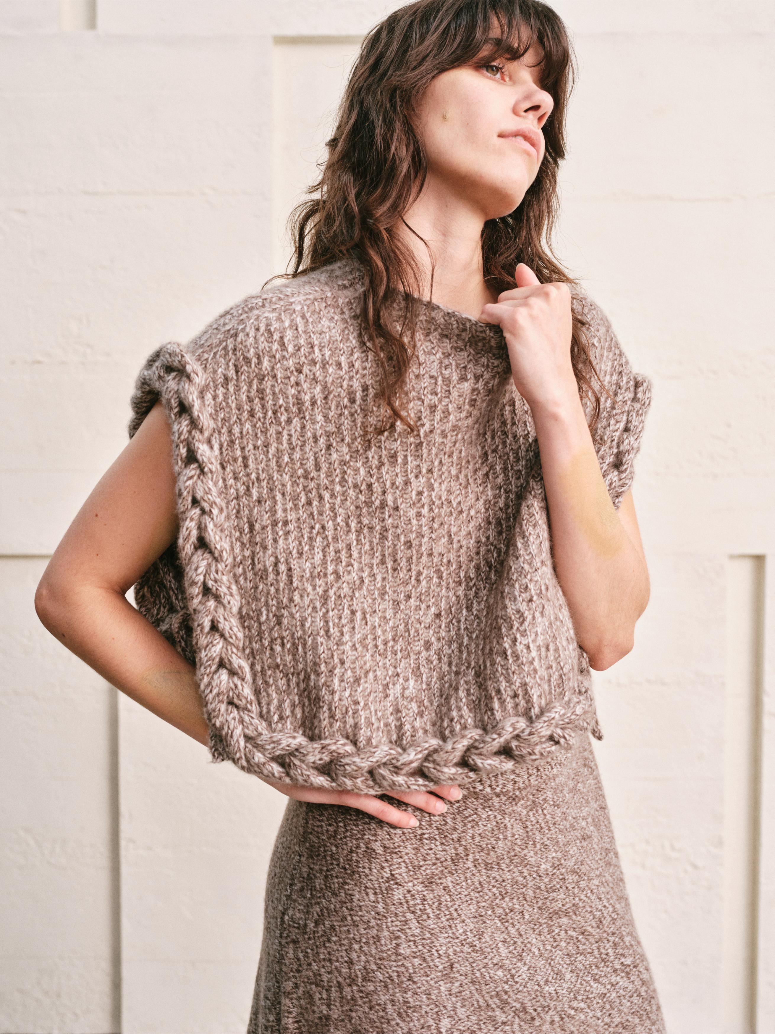 CABLE RIM KNIT VEST| HEATHER MOCHA