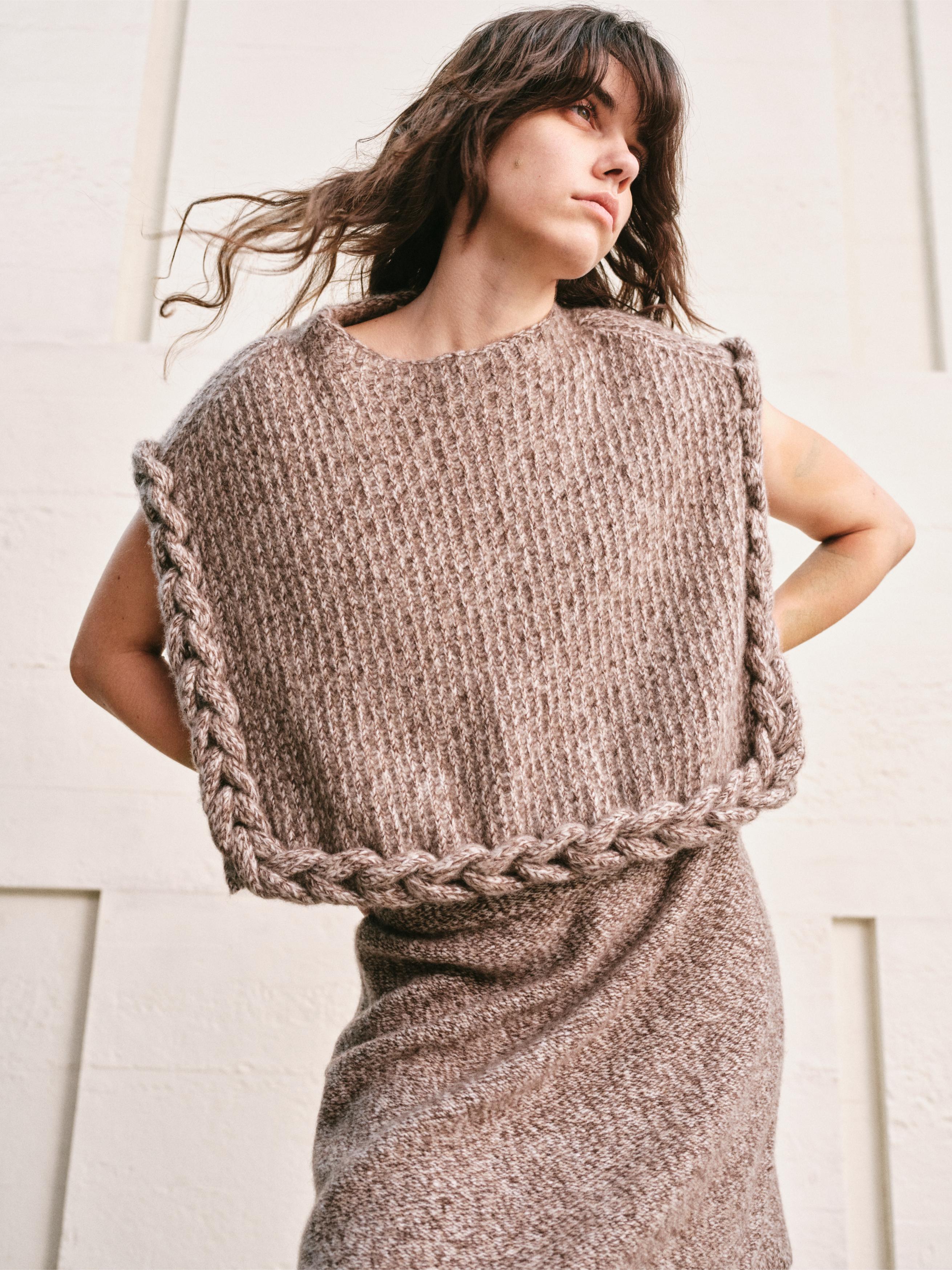 CABLE RIM KNIT VEST| HEATHER MOCHA