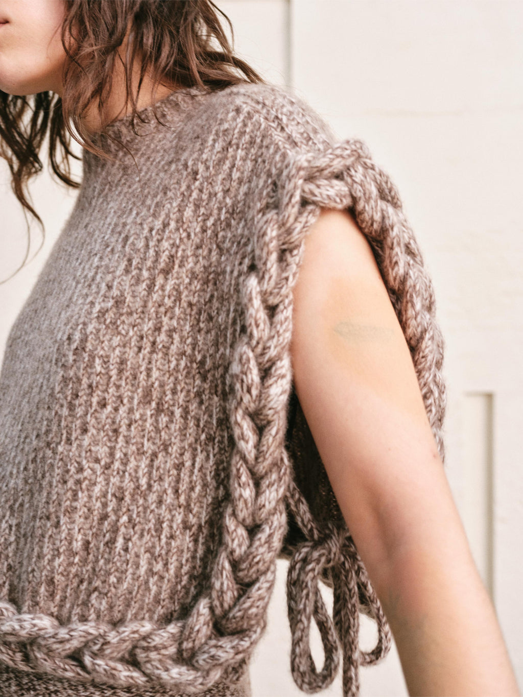 CABLE RIM KNIT VEST| HEATHER MOCHA