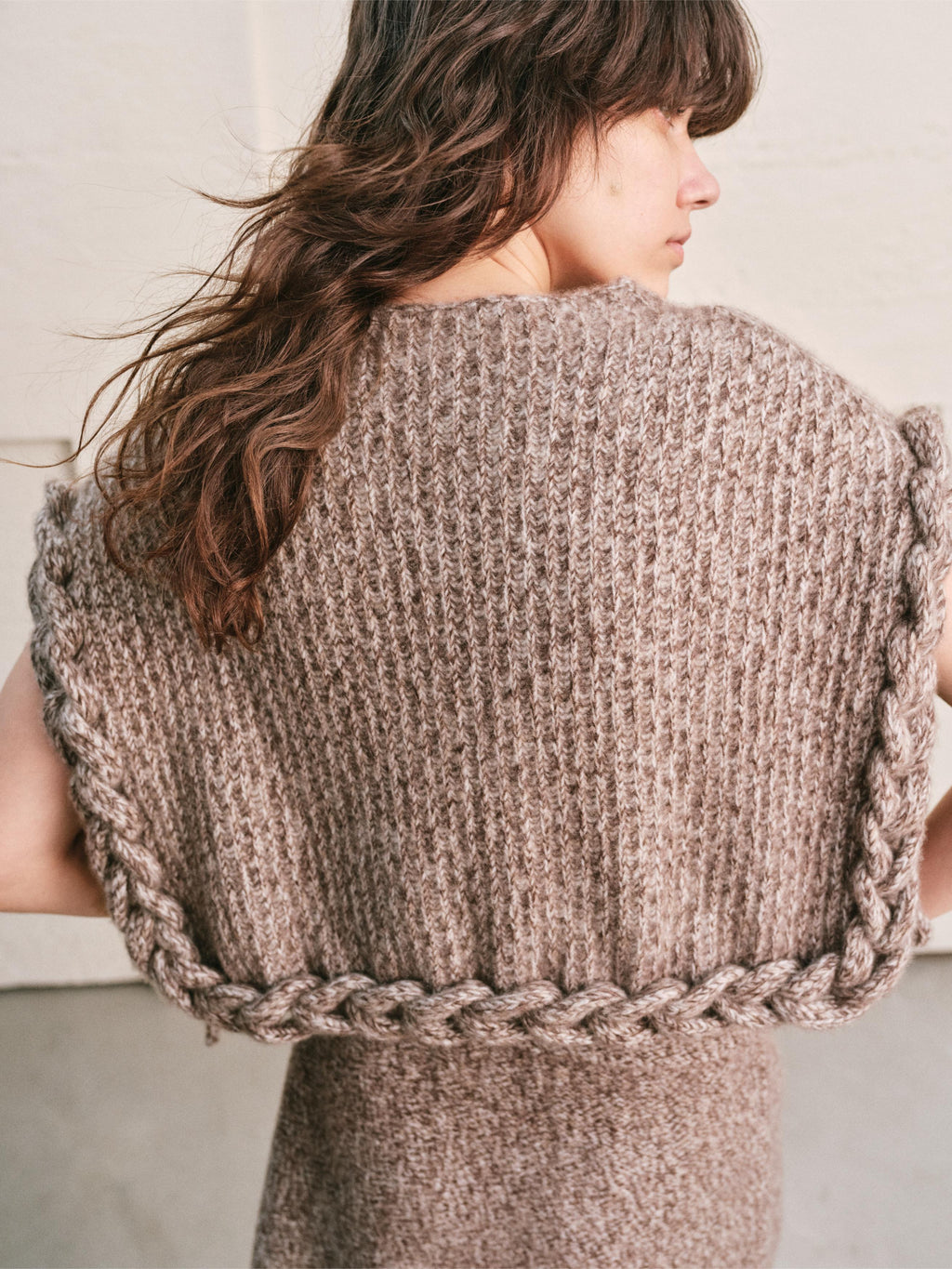 CABLE RIM KNIT VEST| HEATHER MOCHA