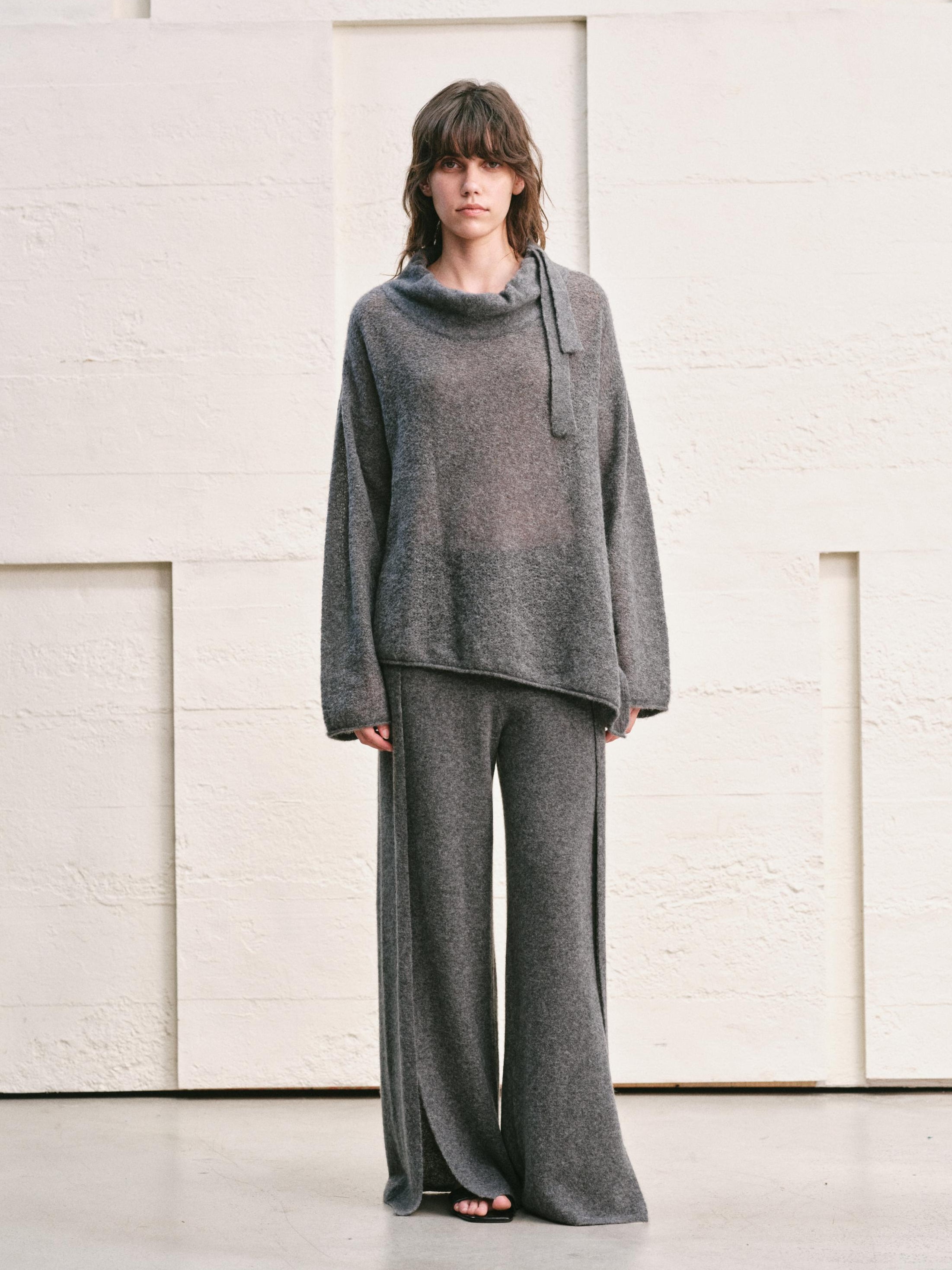 THE BUD SHAPED NECKLINE SWEATER TOP