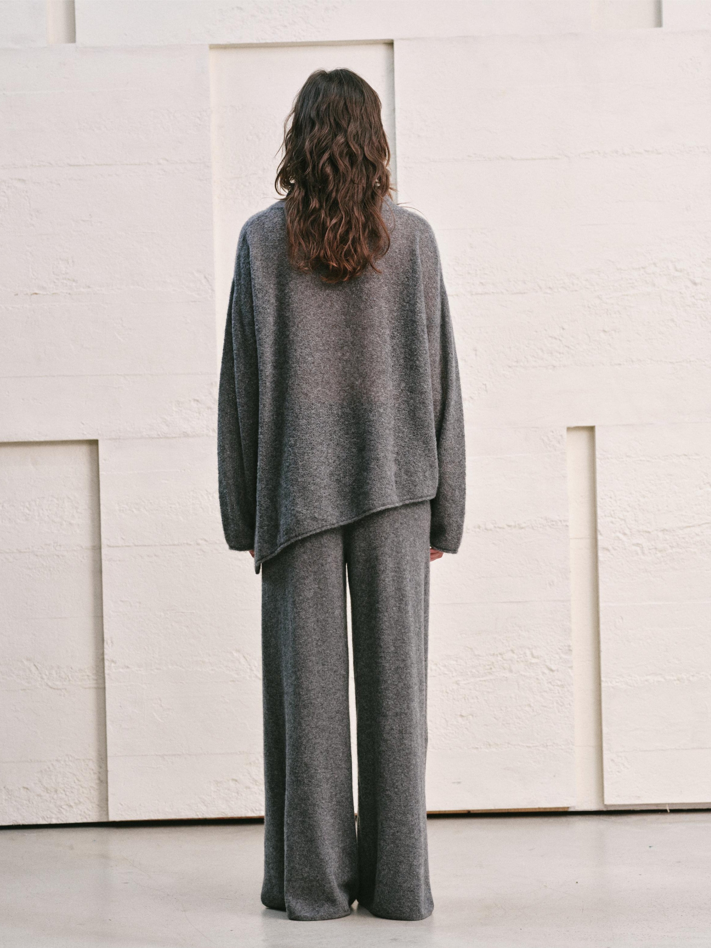 THE BUD SHAPED NECKLINE SWEATER TOP