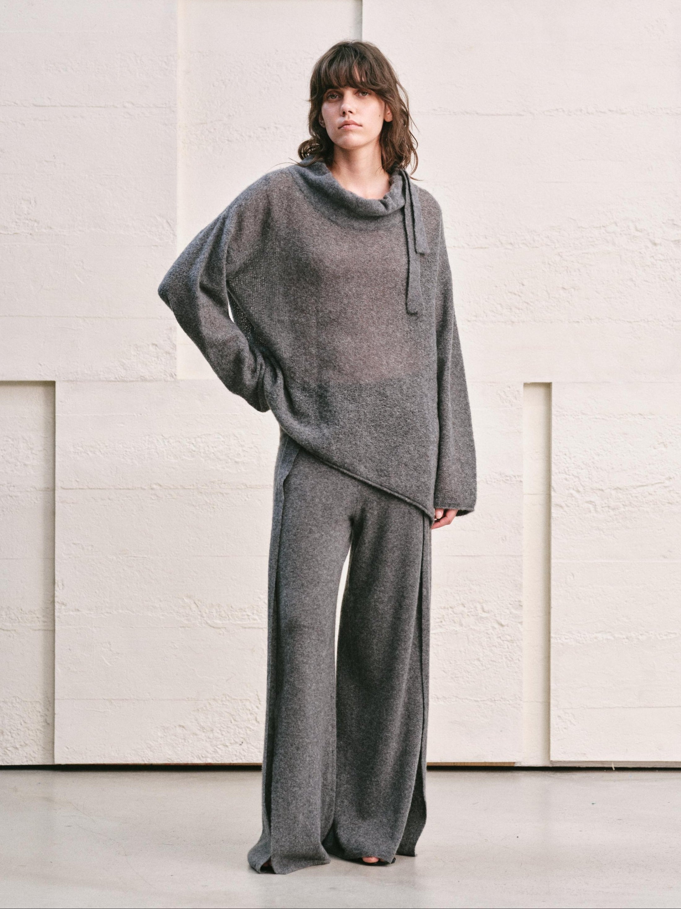 THE BUD SHAPED NECKLINE SWEATER TOP